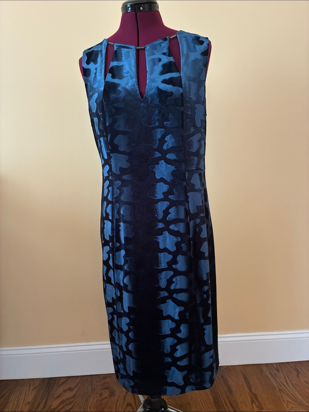 T Tahari Charma Floral Velvet Midi Dress, size M
